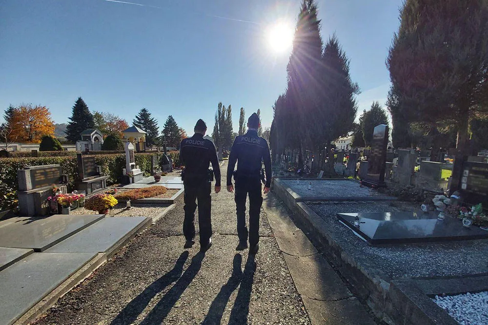 Policisté a strážníci městské policie dohlížejí na veřejný pořádek na hřbitovech