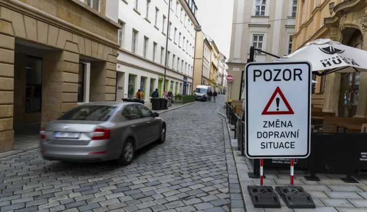 Někteří řidiči ještě změnu v centru Olomouce nezaznamenali