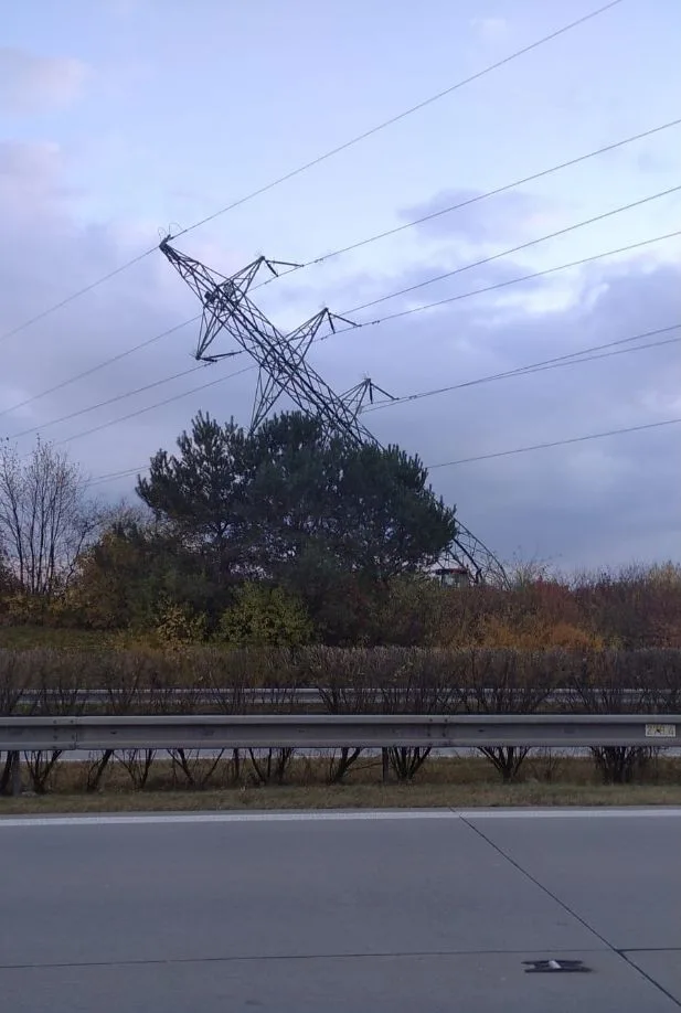D35 zastavil traktor, který narazil do sloupu elektrického vedení. Uzavírka potrvá do odpoledne