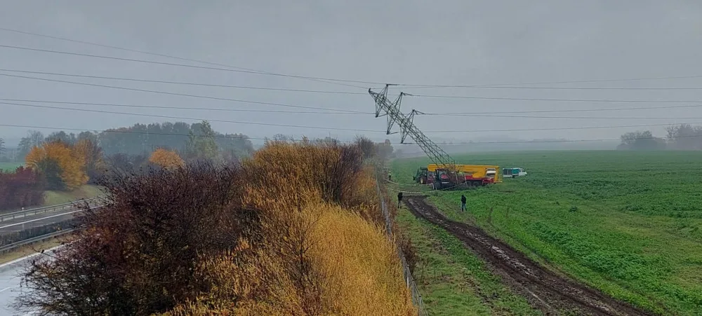 D35 zastavil traktor, který narazil do sloupu elektrického vedení. Uzavírka potrvá do odpoledne