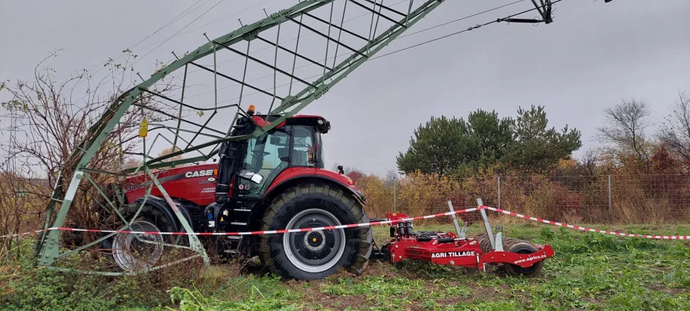 D35 zastavil traktor, který narazil do sloupu elektrického vedení. Uzavírka potrvá do odpoledne
