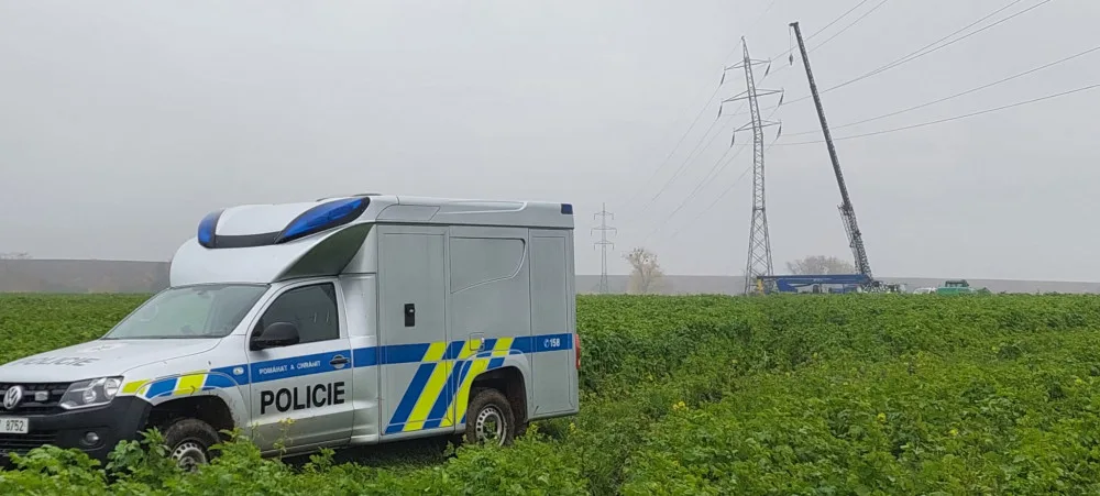 D35 zastavil traktor, který narazil do sloupu elektrického vedení. Uzavírka potrvá do odpoledne