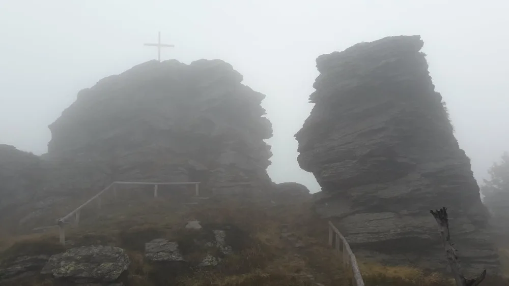 Kříž na skále hory Vozka vydržel jen několik dnů