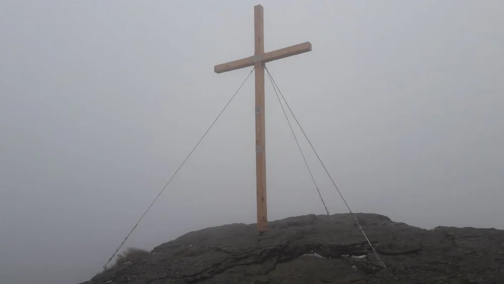 Kříž na skále hory Vozka vydržel jen několik dnů