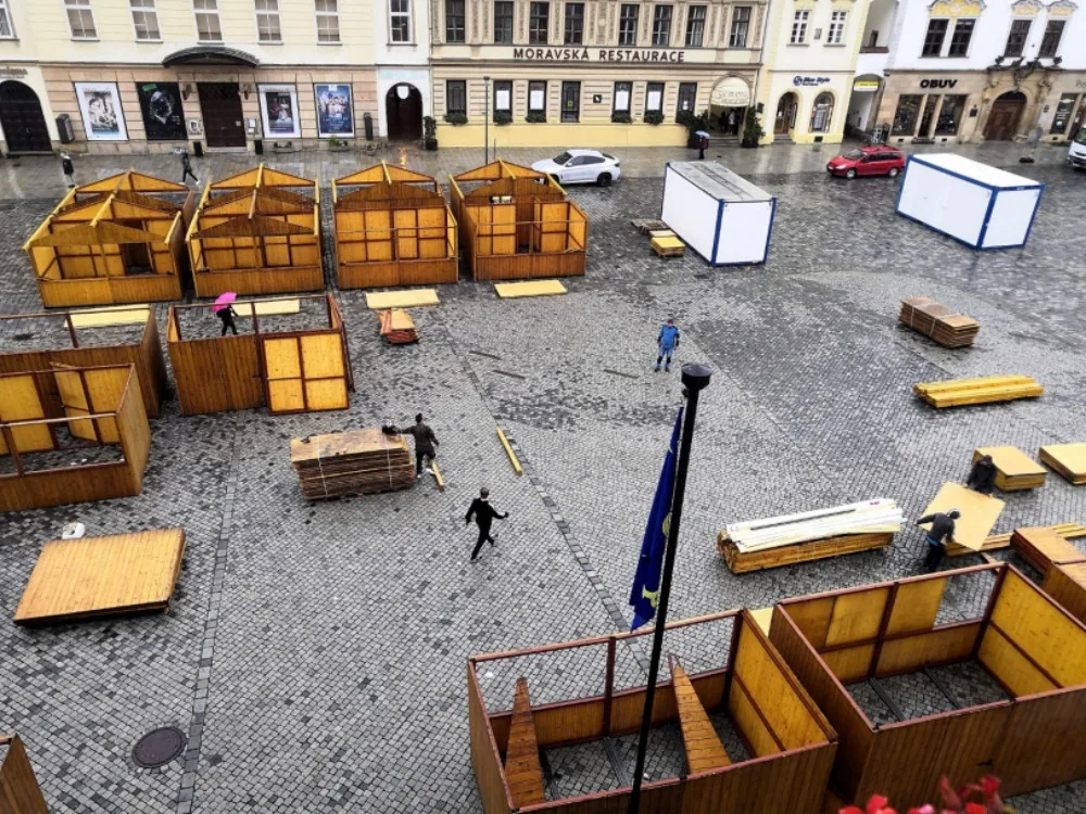 V historickém jádru Olomouce opět vyrůstají dřevěné stánky pro vánoční trhy