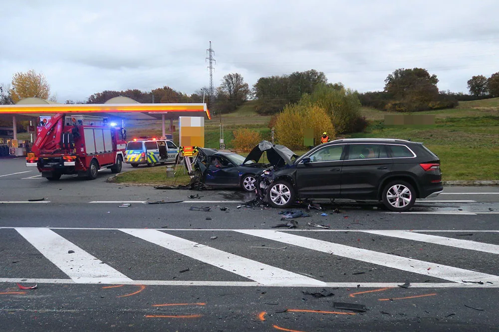 Střet tří vozidel u Krčmaně skončil tragicky. Řidič osobního auta nehodu nepřežil