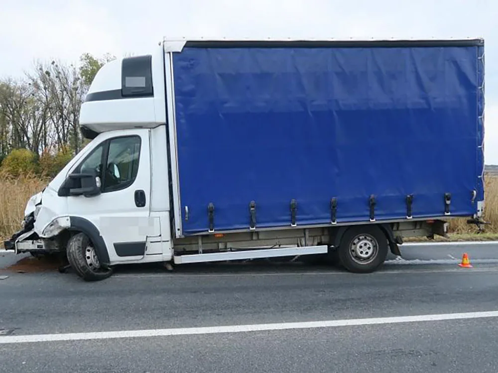 Střet tří vozidel u Krčmaně skončil tragicky. Řidič osobního auta nehodu nepřežil