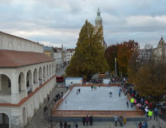 Mobilní kluziště v centru Prostějova zahájilo provoz. Město už má program Vánoc