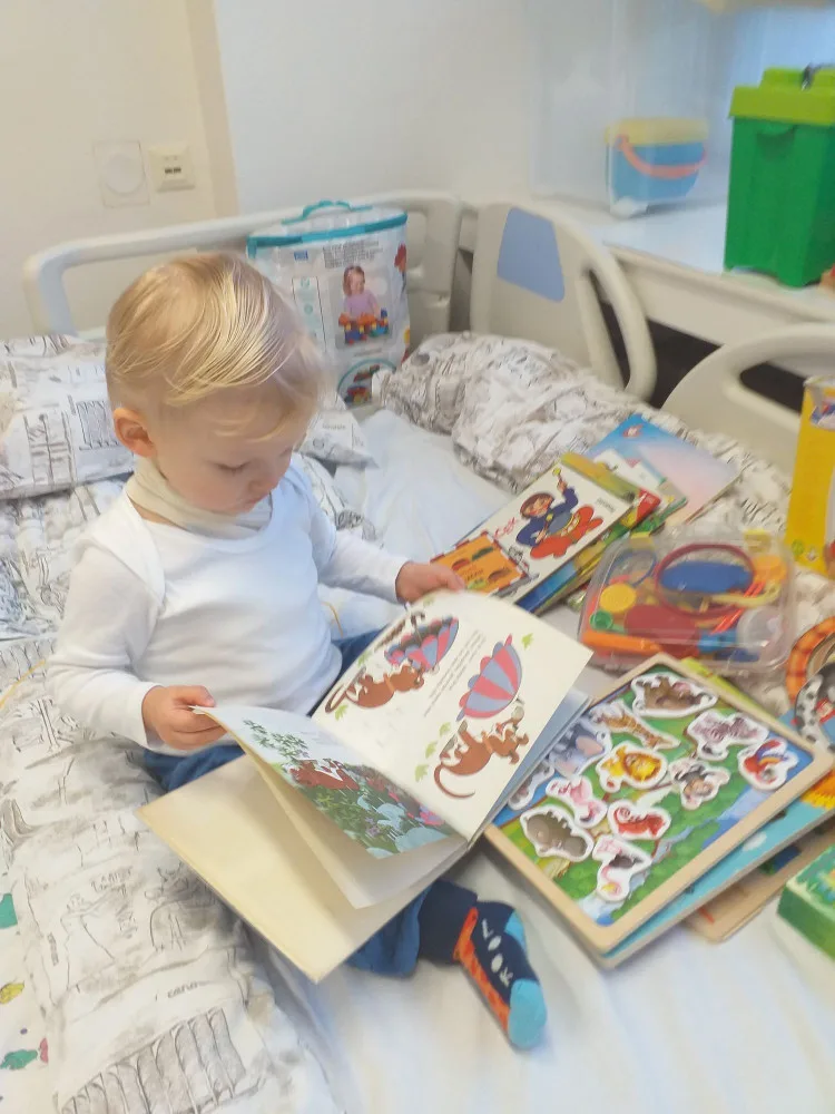 Tatínek nám chodil do nemocnice mávat pod okno, říká maminka dvouletého Filípka, který má leukémii