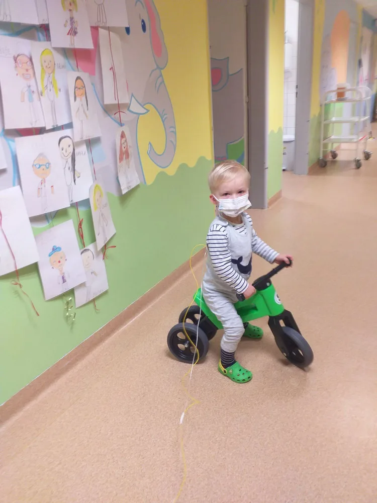 Tatínek nám chodil do nemocnice mávat pod okno, říká maminka dvouletého Filípka, který má leukémii
