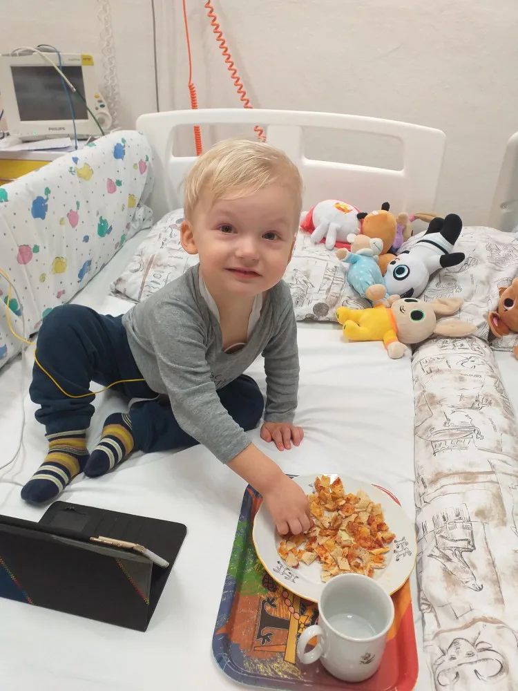 Tatínek nám chodil do nemocnice mávat pod okno, říká maminka dvouletého Filípka, který má leukémii