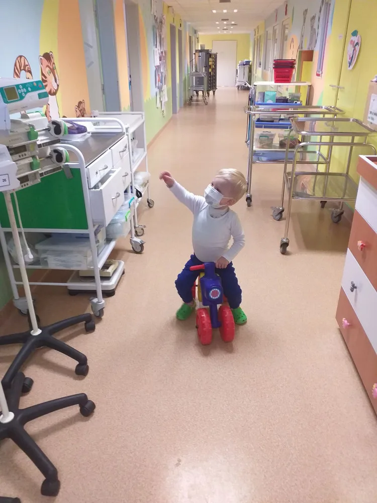 Tatínek nám chodil do nemocnice mávat pod okno, říká maminka dvouletého Filípka, který má leukémii