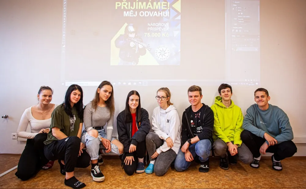 Studenti olomoucké školy navrhli propagační materiály pro policejní nábor. Hlasujte pro nejlepší práci