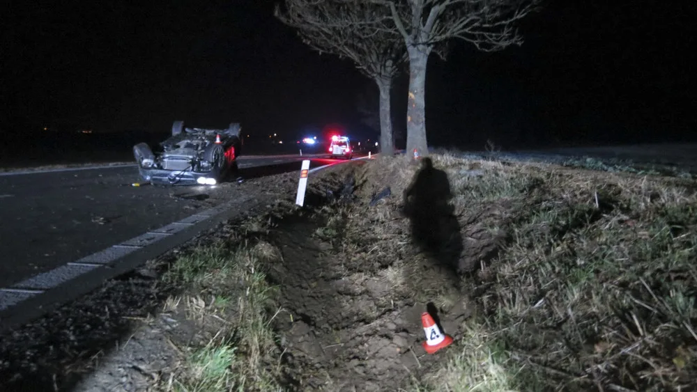 Řidič s Mercedesem havaroval na silnici I/44 mezi obcemi Vlachov a Libivá