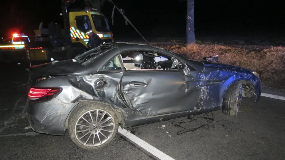 Řidič s Mercedesem havaroval na silnici I/44 mezi obcemi Vlachov a Libivá
