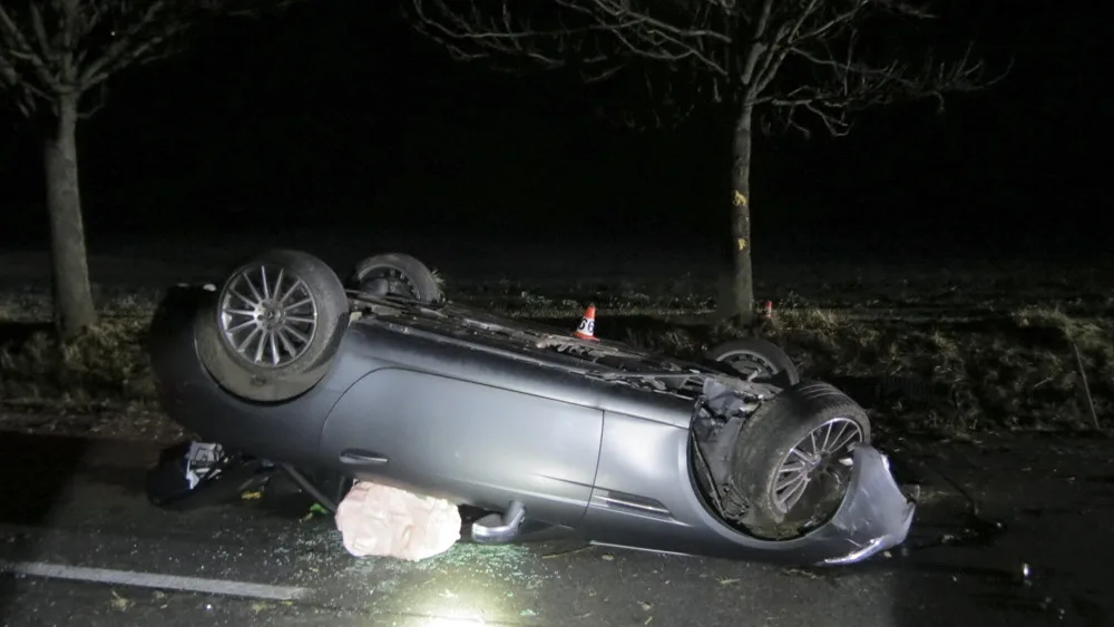 Řidič s Mercedesem havaroval na silnici I/44 mezi obcemi Vlachov a Libivá