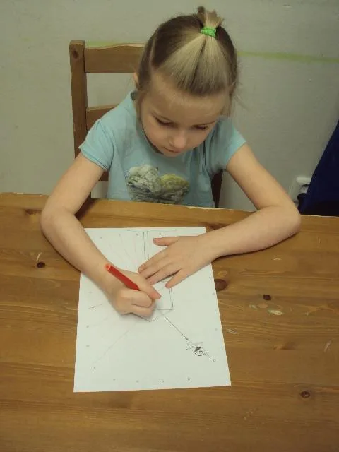 Neslyšící dívka s poruchou autistického spektra se bez asistence nedostane do školy. Můžete pomoci