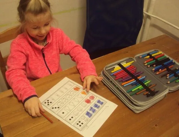 Neslyšící dívka s poruchou autistického spektra se bez asistence nedostane do školy. Můžete pomoci