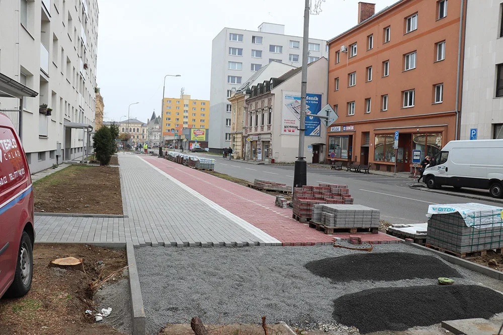 Práce na cyklostezce v Palackého ulici budou pokračovat ještě do konce listopadu