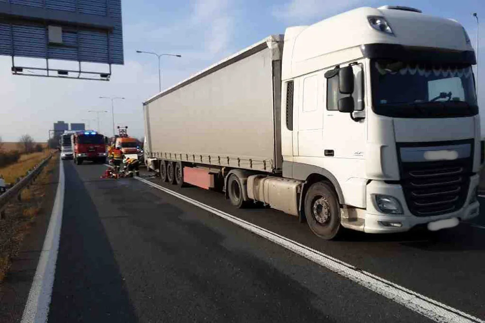 Z dodávky museli dvě zraněné osoby vyprostit hasiči