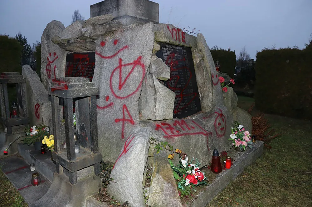 S červeným sprejem neznámý vandal poničil části olomouckého hřbitova