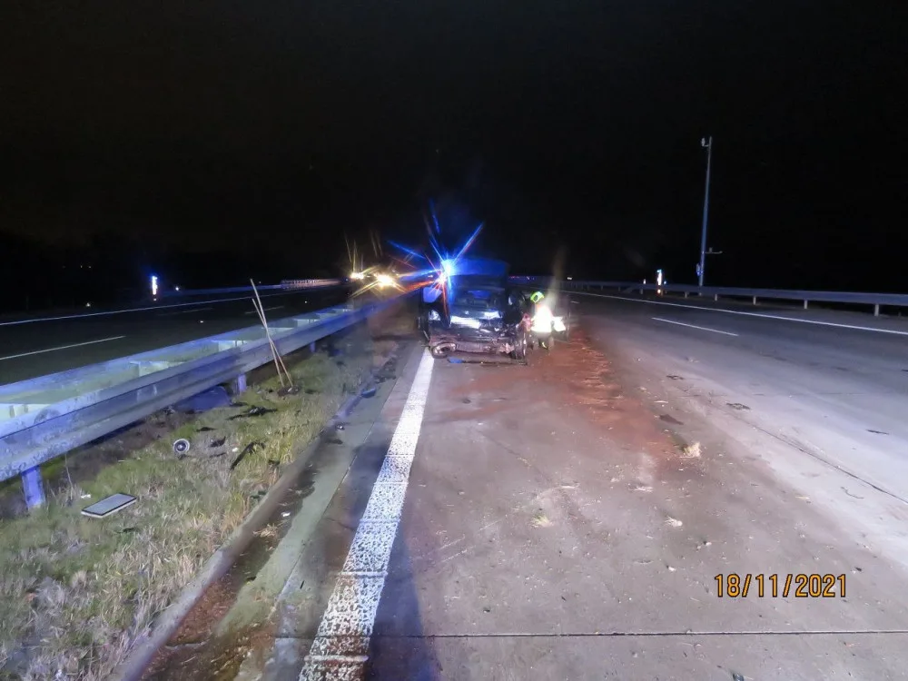 Na D1 havarovalo BMW. Manžel majitelky byl opodál a tvrdí, že neřídil. Policie hledá svědky
