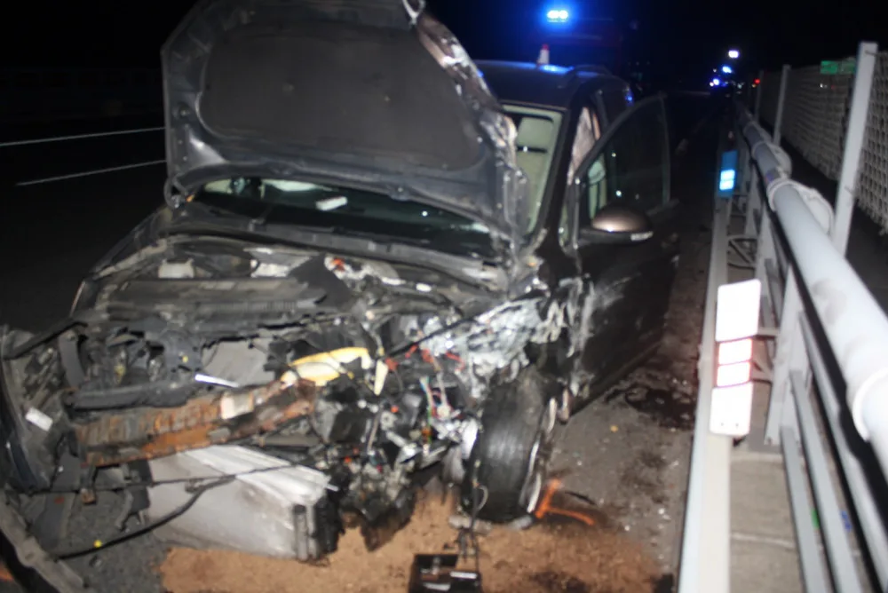 Na D1 havarovalo BMW. Manžel majitelky byl opodál a tvrdí, že neřídil. Policie hledá svědky