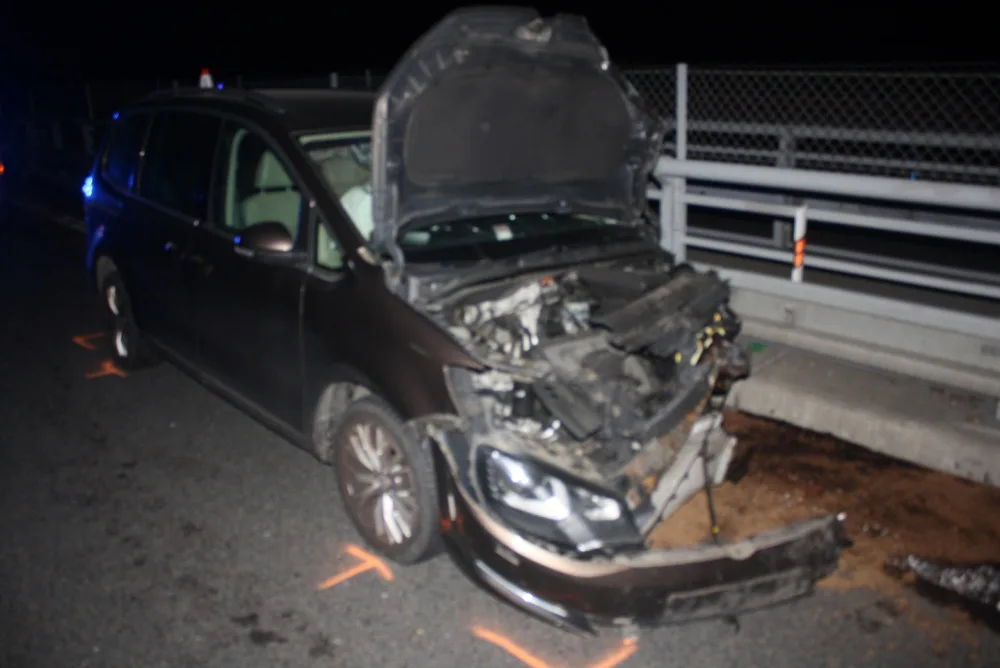 Na D1 havarovalo BMW. Manžel majitelky byl opodál a tvrdí, že neřídil. Policie hledá svědky