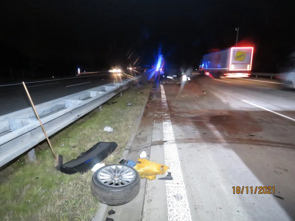 Na D1 havarovalo BMW. Manžel majitelky byl opodál a tvrdí, že neřídil. Policie hledá svědky