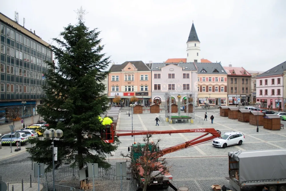 V Přerově se chystá výzdoba vánočního stromu na náměstí T. G. Masaryka, program trhů město zrušilo