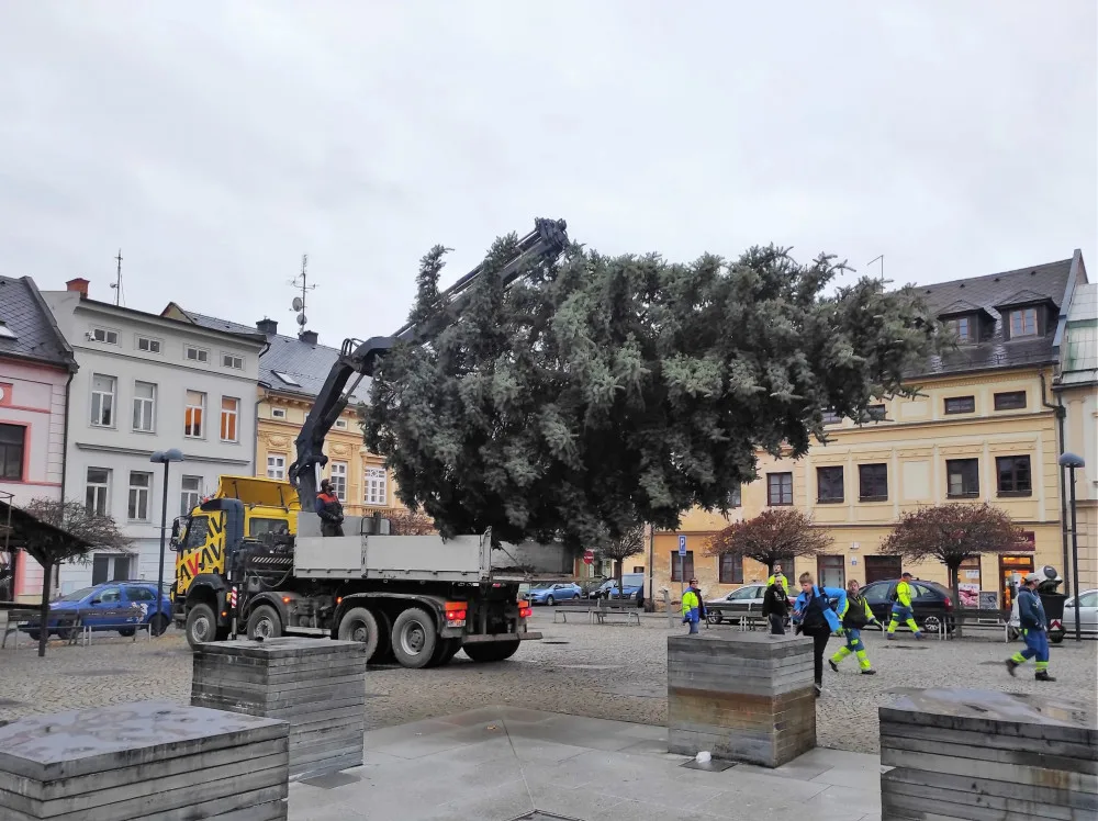 Vánoční strom ve Šternberku je také uctěním zesnulého pana Josefa Cveka, který jehličnan věnoval městu