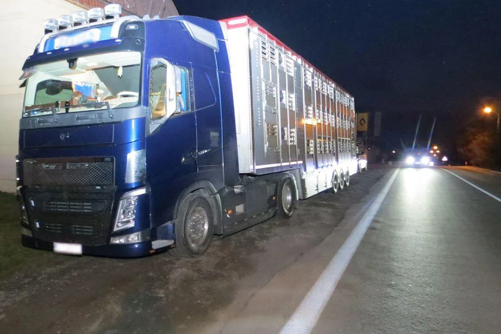 Po průjezdu nákladního auta havaroval v Šumperku muž na elektrokole