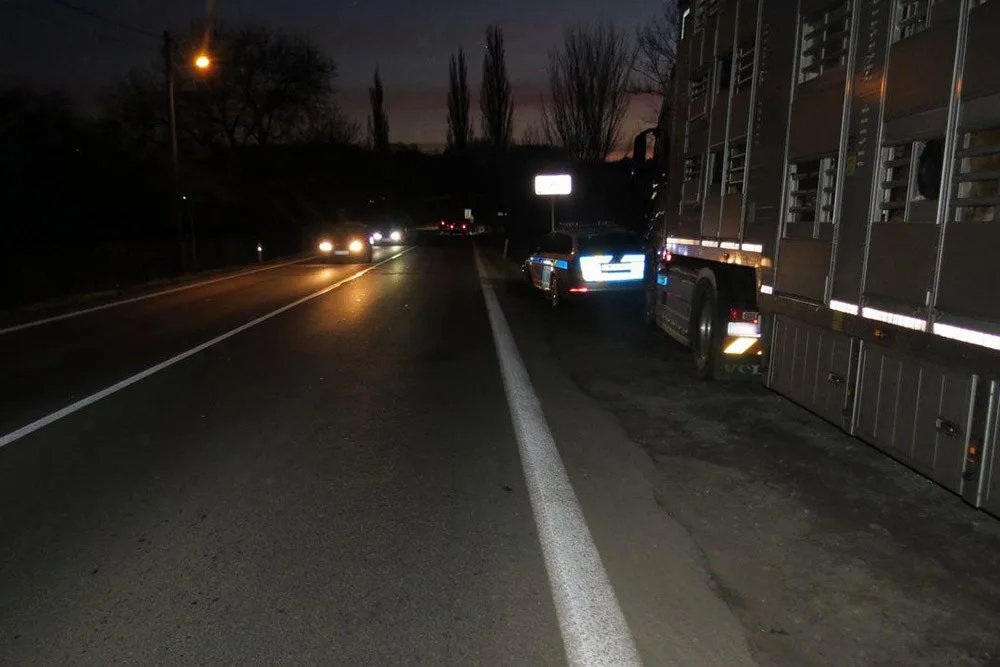 Po průjezdu nákladního auta havaroval v Šumperku muž na elektrokole
