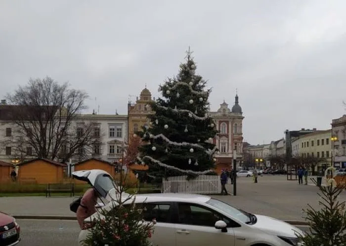 Křivý vánoční strom v Prostějově budí posměch. Je to pouze z jedné strany, brání se město