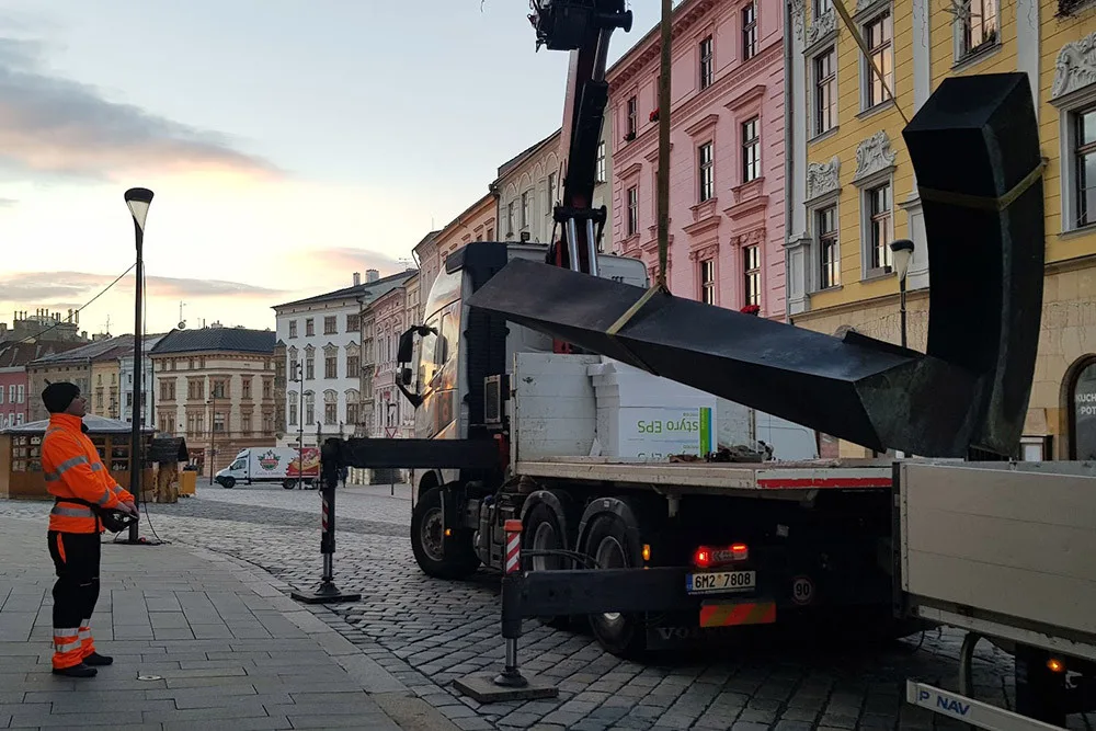 Bronzová socha Torsion na Dolním náměstí v Olomouci. Díla získaná díky Sochařskému festivalu Sculpture Line mají své místo v olomouckých ulicích už několik let