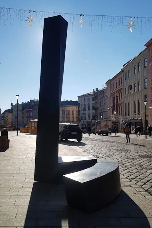Bronzová socha Torsion na Dolním náměstí v Olomouci. Díla získaná díky Sochařskému festivalu Sculpture Line mají své místo v olomouckých ulicích už několik let