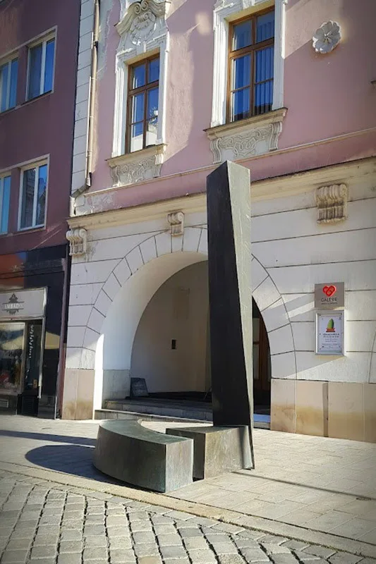 Bronzová socha Torsion na Dolním náměstí v Olomouci. Díla získaná díky Sochařskému festivalu Sculpture Line mají své místo v olomouckých ulicích už několik let