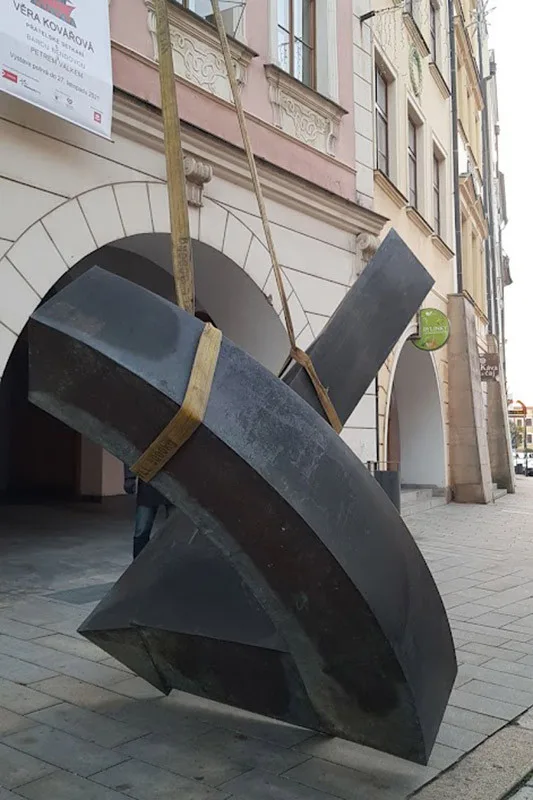 Bronzová socha Torsion na Dolním náměstí v Olomouci. Díla získaná díky Sochařskému festivalu Sculpture Line mají své místo v olomouckých ulicích už několik let
