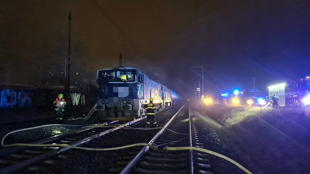 Hasiči zabránili rozšíření požáru na další část vlakové soupravy