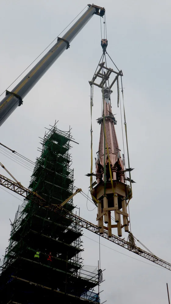 Červený kostel dostal novou věžičku. Zdobí ji ocelové šperky sochaře Jana Dostála