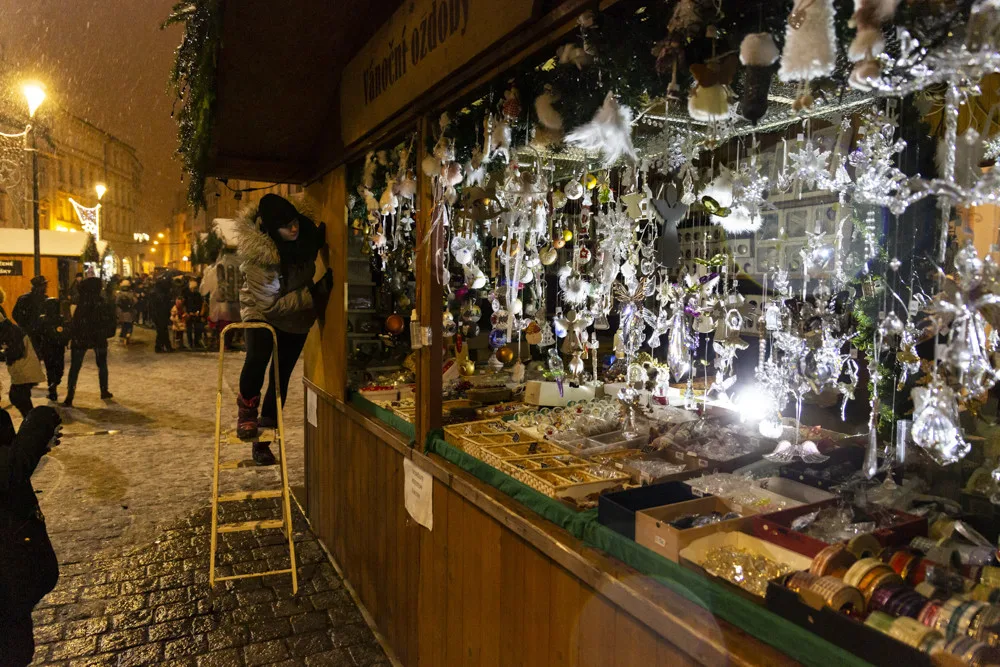Po šesté hodině stánkaři postupně zavřeli všechna prodejní místa olomouckých vánočních trhů