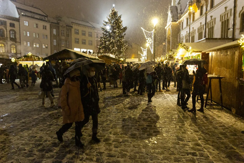 Před šestou hodinou probíhala na vánočních trzích v Olomouci běžná zábava a prodej zboží i občerstvení