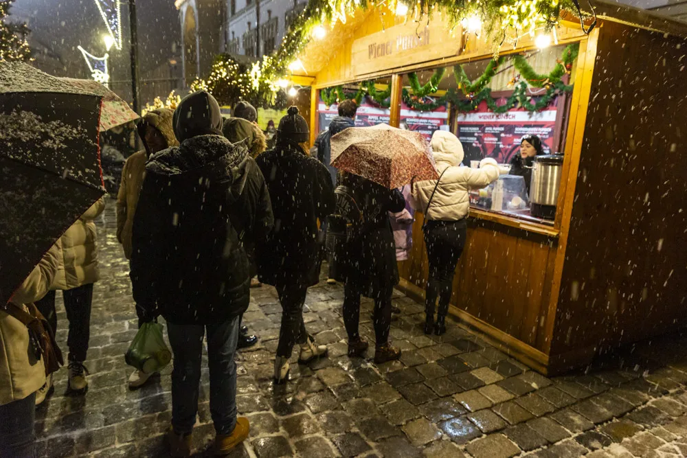 Před šestou hodinou probíhala na vánočních trzích v Olomouci běžná zábava a prodej zboží i občerstvení