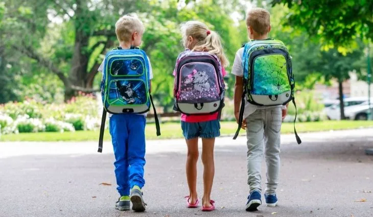 Zvážili jsme školní batohy. Tipy na lehké ergonomické aktovky (nejen) k Vánocům.