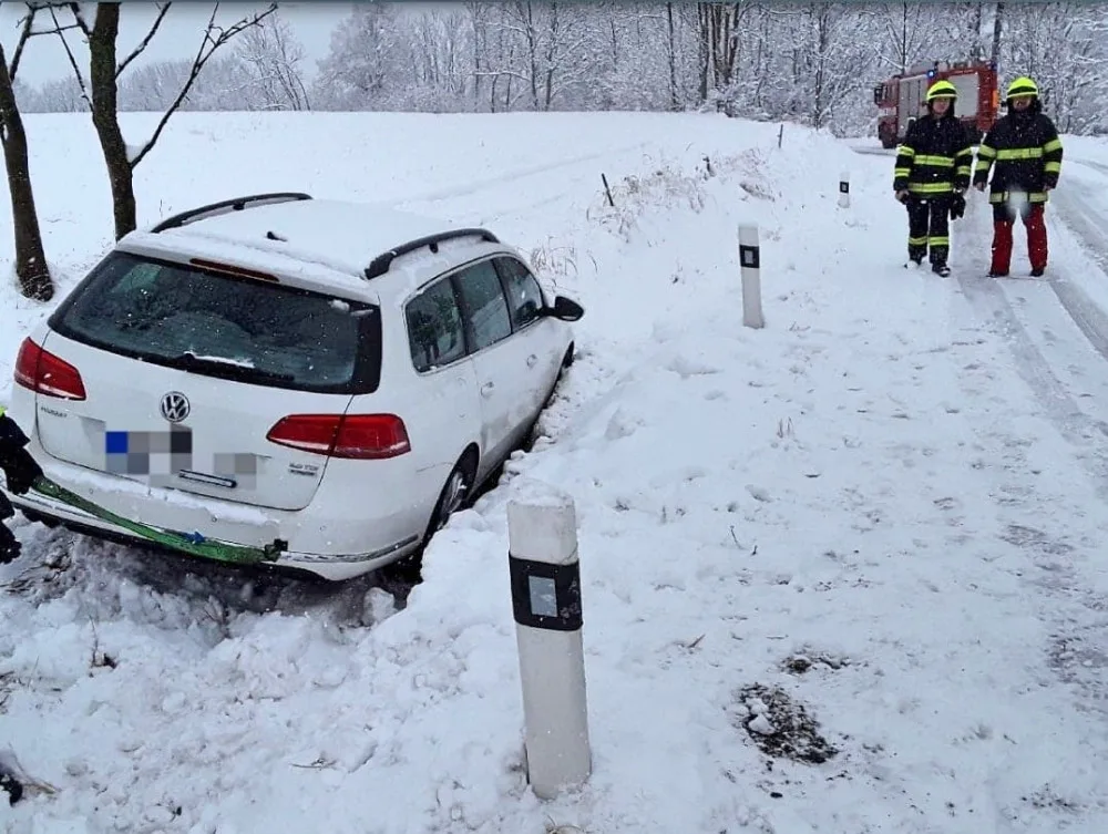 Vydatné sněžení po celý víkend komplikuje dopravu napříč Olomouckým krajem