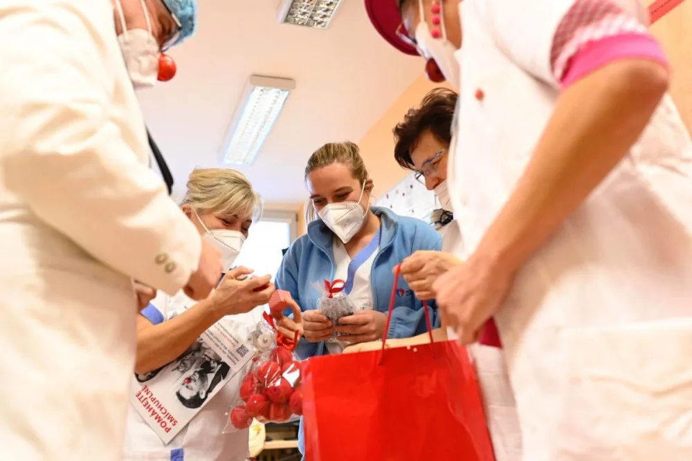 Zdravotní klauni slaví 20 let existence. Včera přinesli symbolických 20 minut radosti lékařům a sestrám