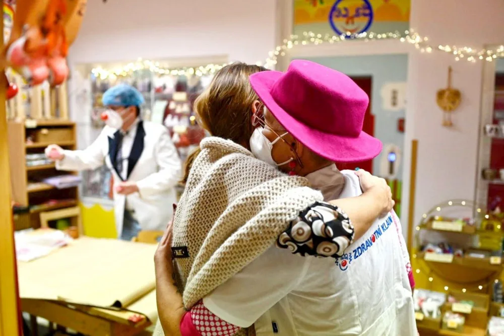 Zdravotní klauni slaví 20 let existence. Včera přinesli symbolických 20 minut radosti lékařům a sestrám