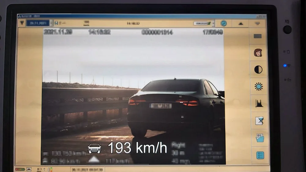 Policisté z dálničního oddělení naměřili řidiči Audi A8 rychlost 193 kilometrů v hodině