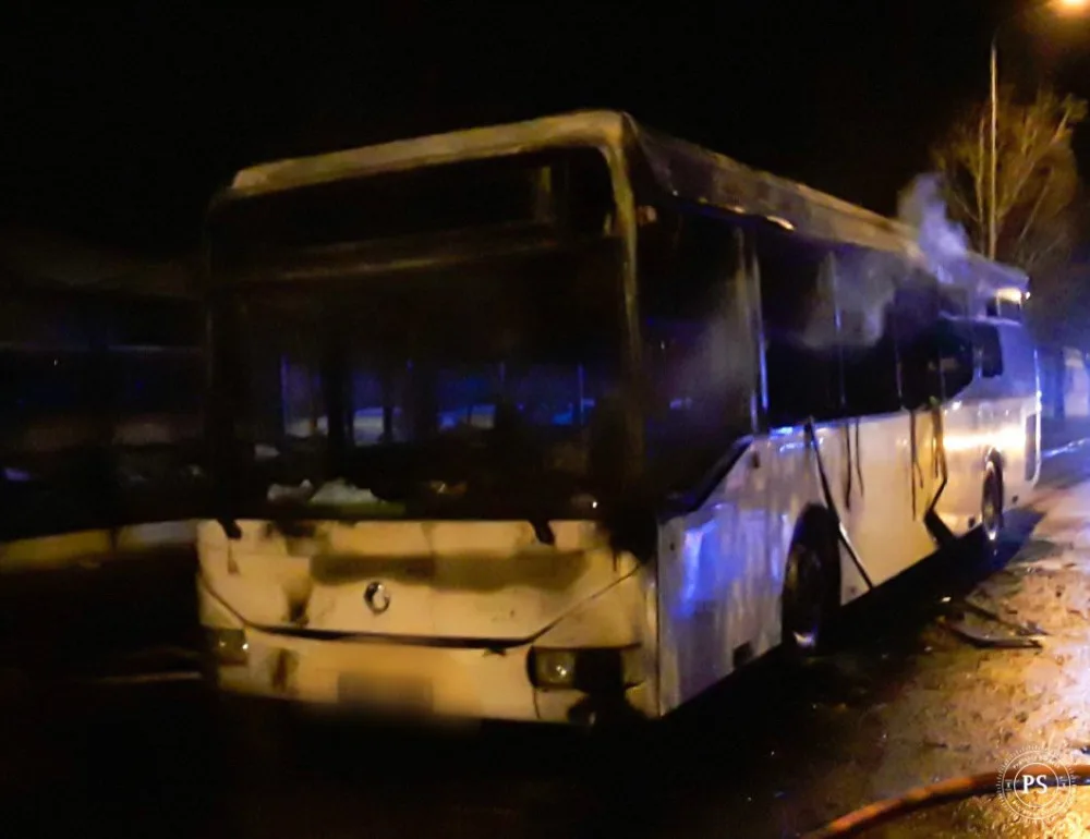 Hasiči brzy ráno likvidovali požár autobusu u nádraží v Prostějově. Zraněn nebyl nikdo