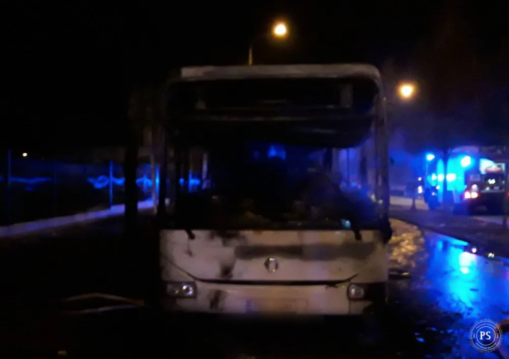 Hasiči brzy ráno likvidovali požár autobusu u nádraží v Prostějově. Zraněn nebyl nikdo